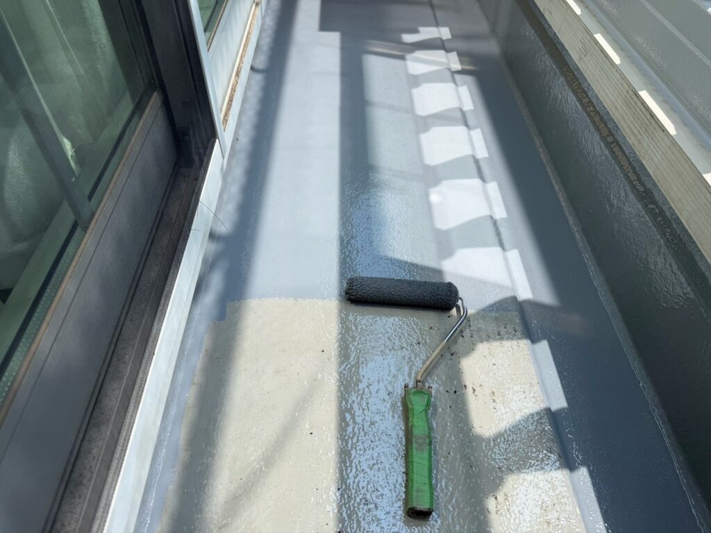 ベランダ：トップコート塗布<br />
（完了）